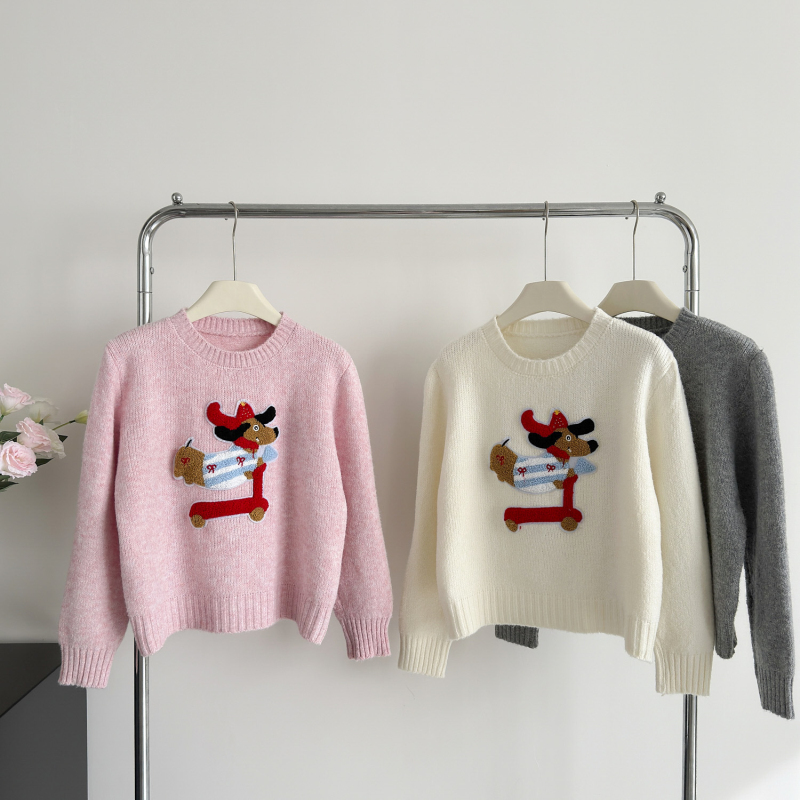 Loose round neck embroidery pattern sweater for women