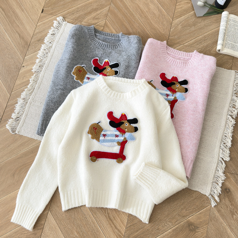 Loose round neck embroidery pattern sweater for women