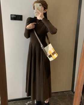 Pleated knitted long slim round neck dress