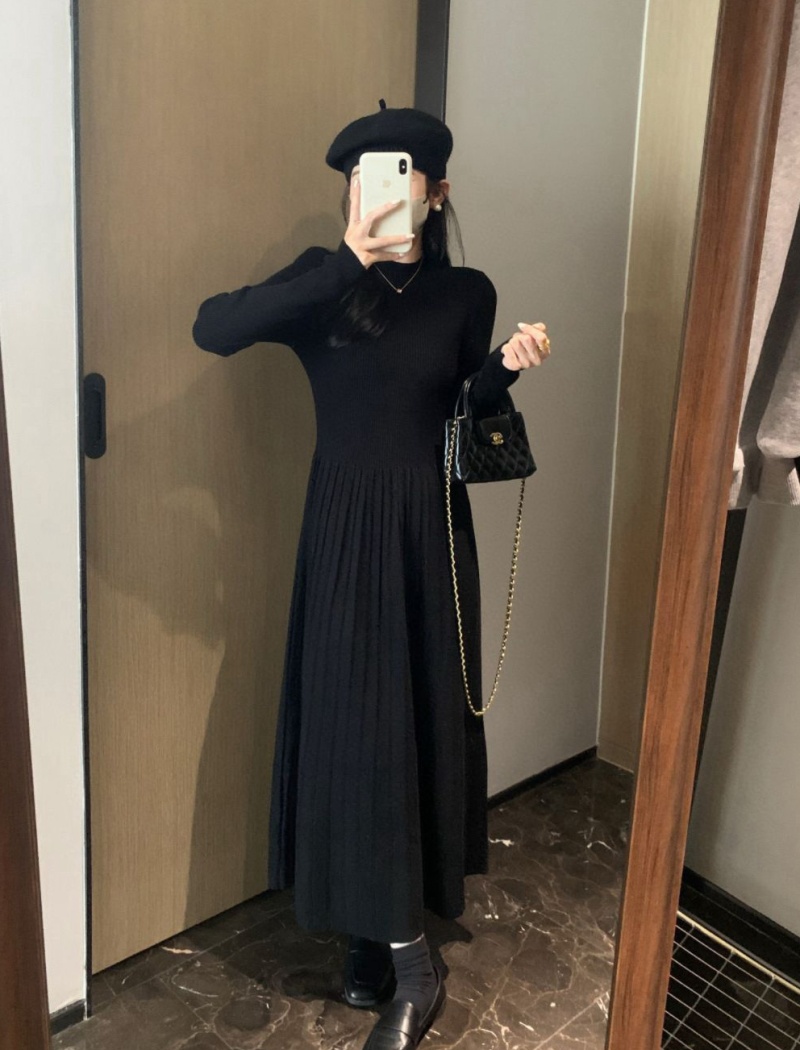 Pleated knitted long slim round neck dress