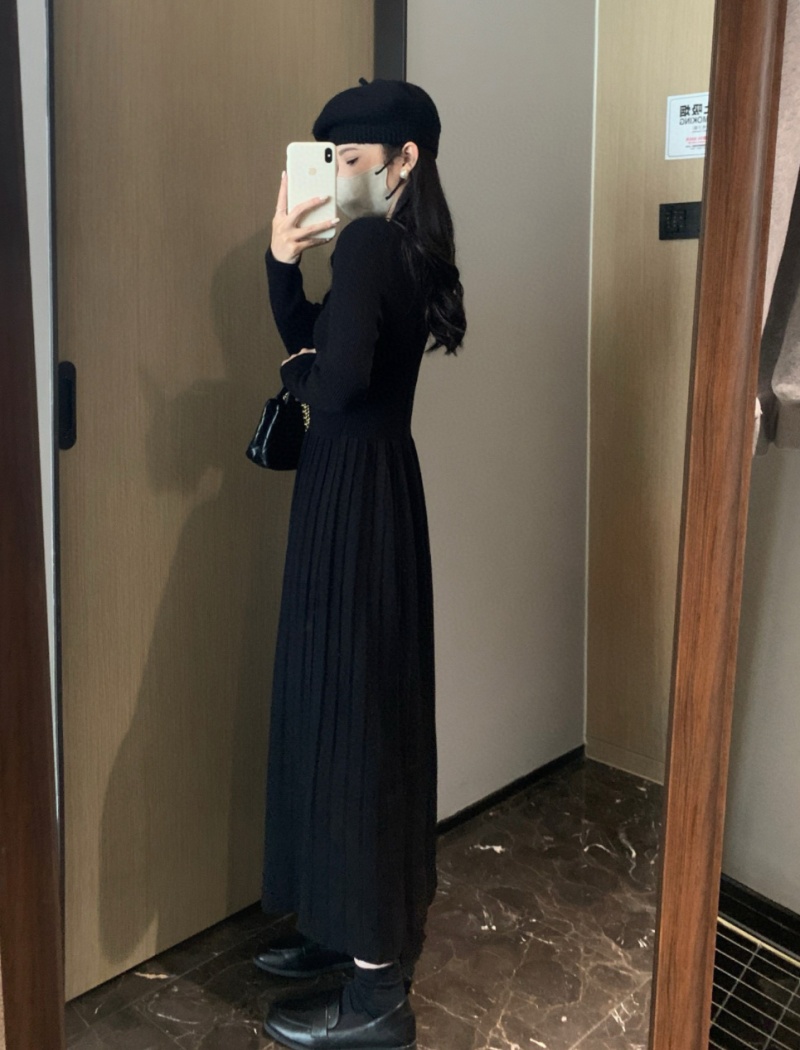 Pleated knitted long slim round neck dress