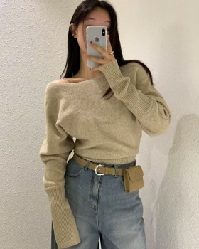 Tender flat shoulder pullover Korean style sweater