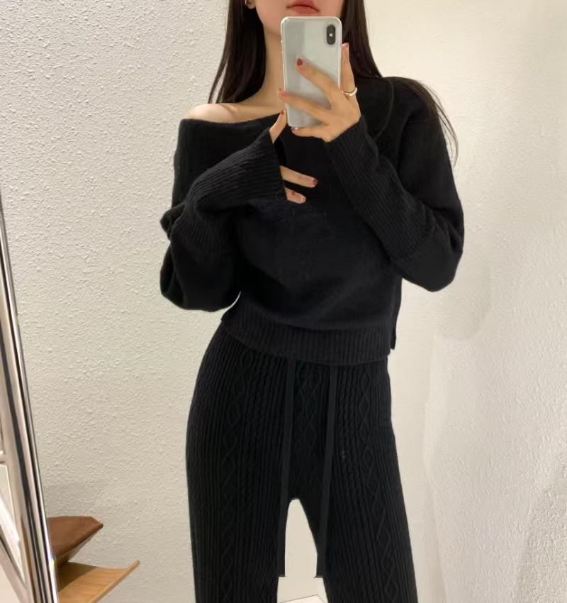 Tender flat shoulder pullover Korean style sweater