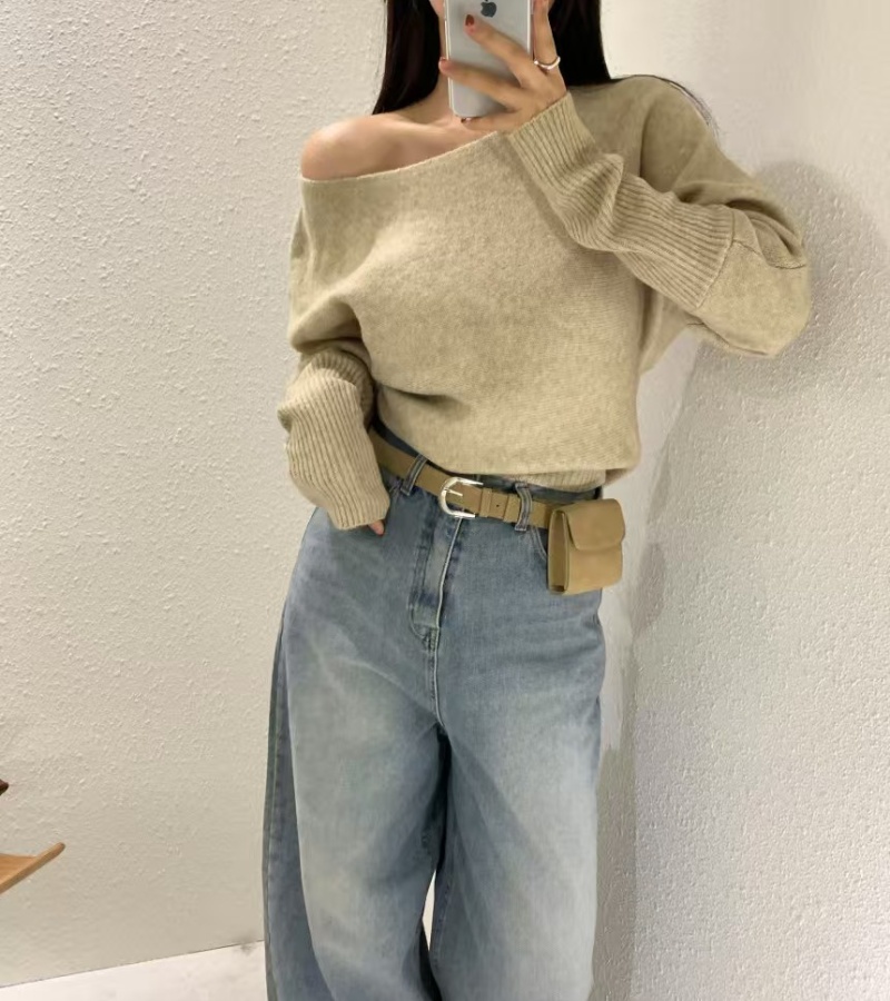 Tender flat shoulder pullover Korean style sweater