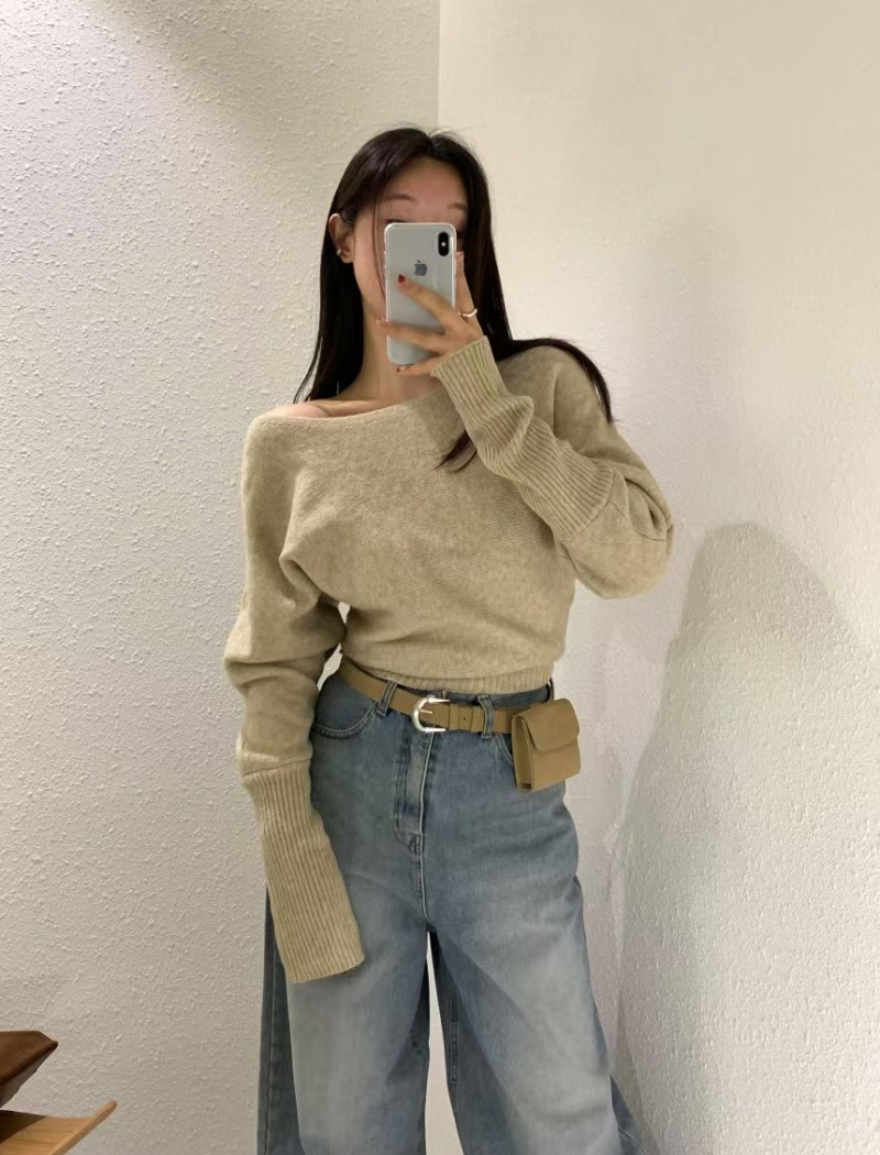 Tender flat shoulder pullover Korean style sweater