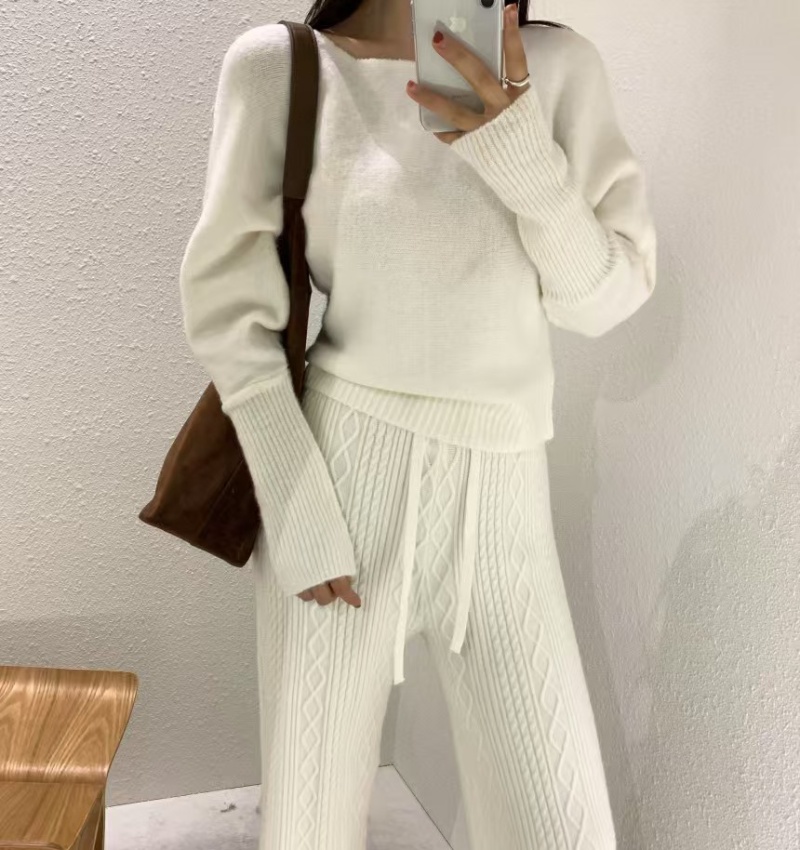 Tender flat shoulder pullover Korean style sweater