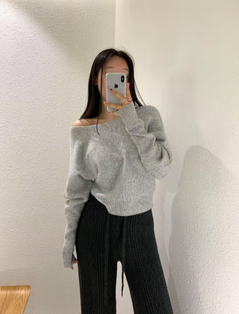 Tender flat shoulder pullover Korean style sweater