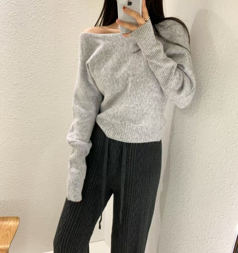 Tender flat shoulder pullover Korean style sweater