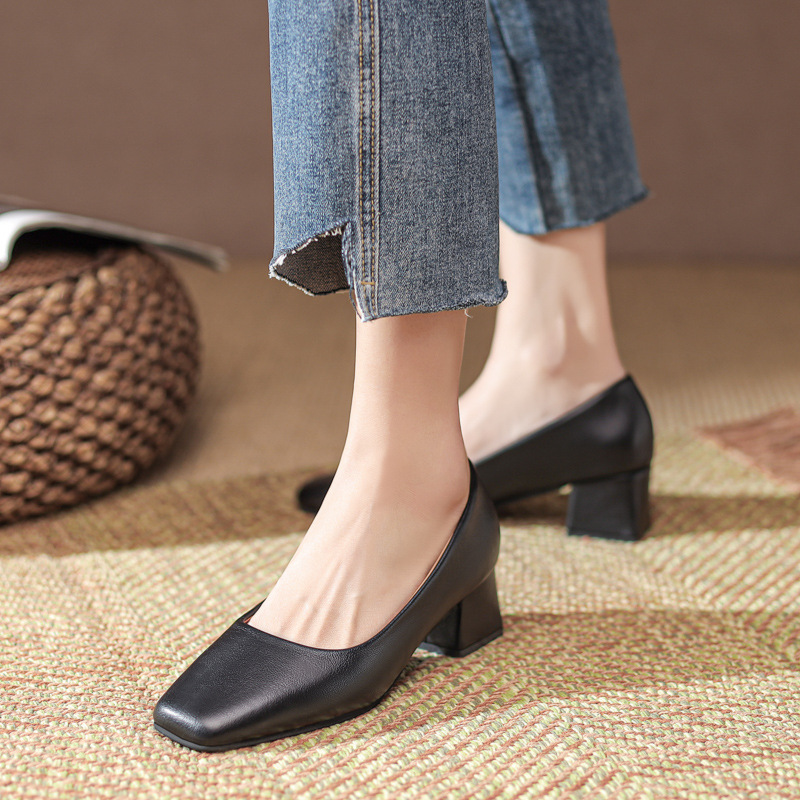 Black leather shoes middle-heel shoes for women