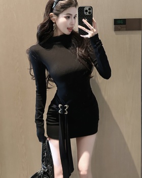 Black package hip T-back pinched waist dress