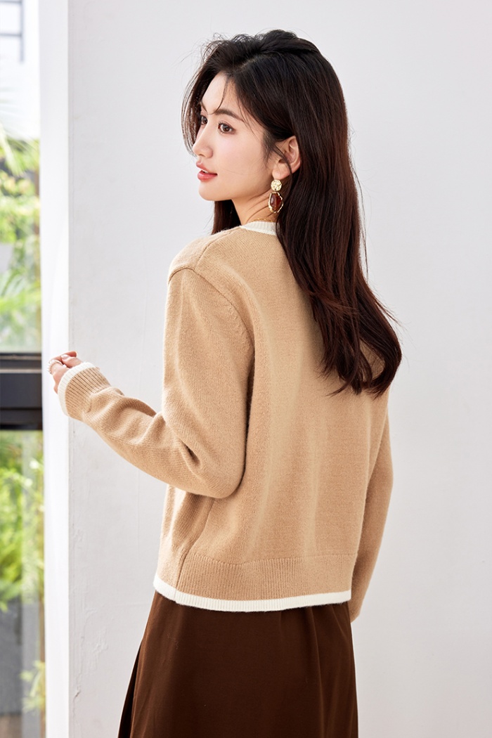 Pseudo-two inside the ride V-neck sweater for women