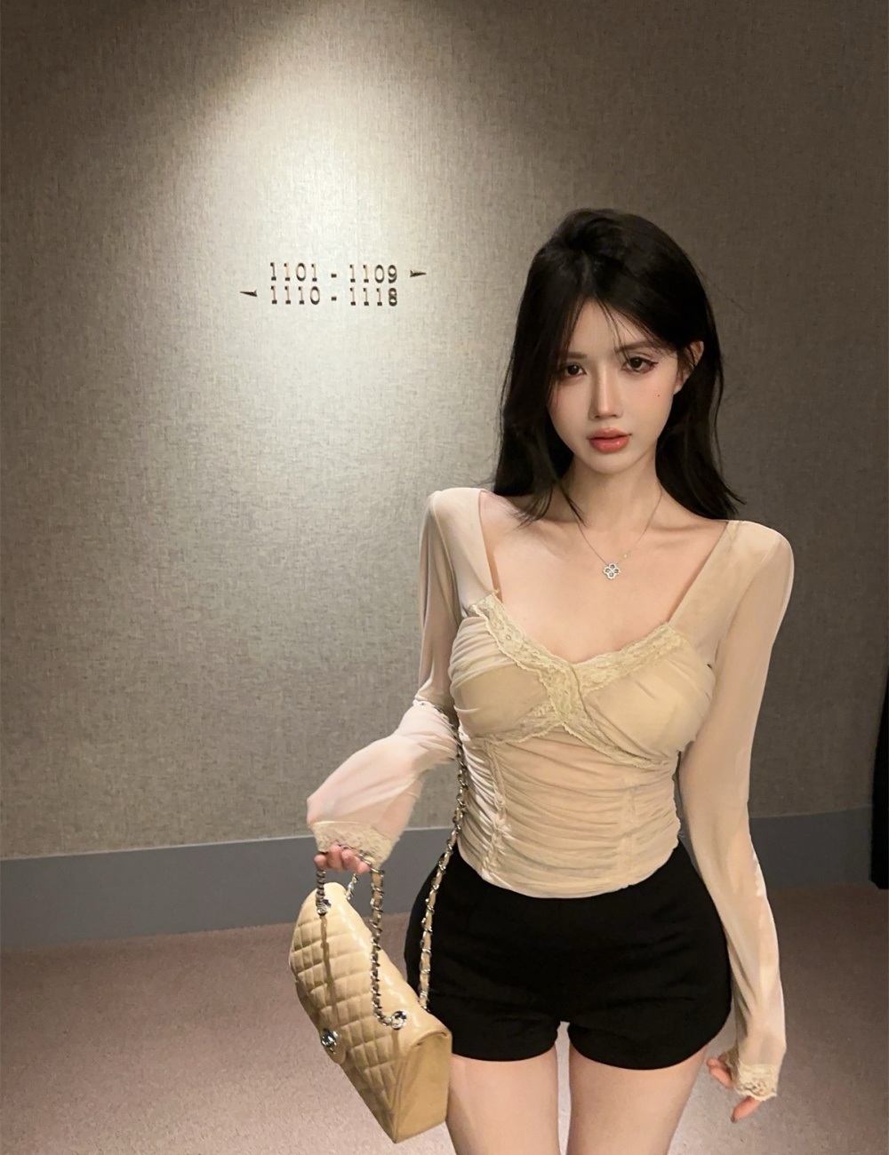 Low-cut lace tops gauze enticement bottoming shirt