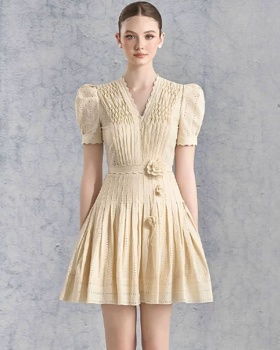 A-line flowers crimp V-neck pinched waist bud sleeve dress