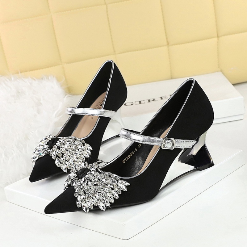 Pointed light luxury rhinestone bow decoration shoes