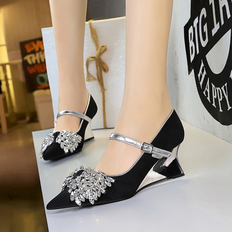 Pointed light luxury rhinestone bow decoration shoes