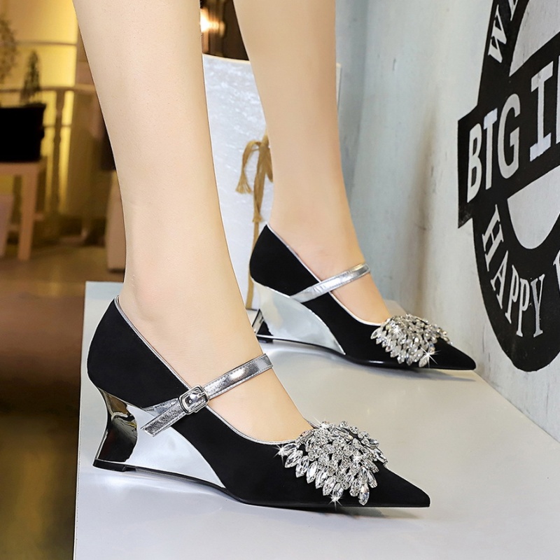 Pointed light luxury rhinestone bow decoration shoes