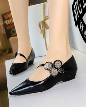 Retro metal decoration pointed slipsole low shoes