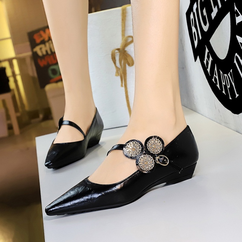 Retro metal decoration pointed slipsole low shoes