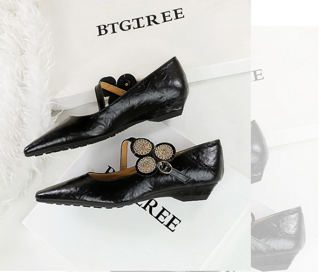 Retro metal decoration pointed slipsole low shoes