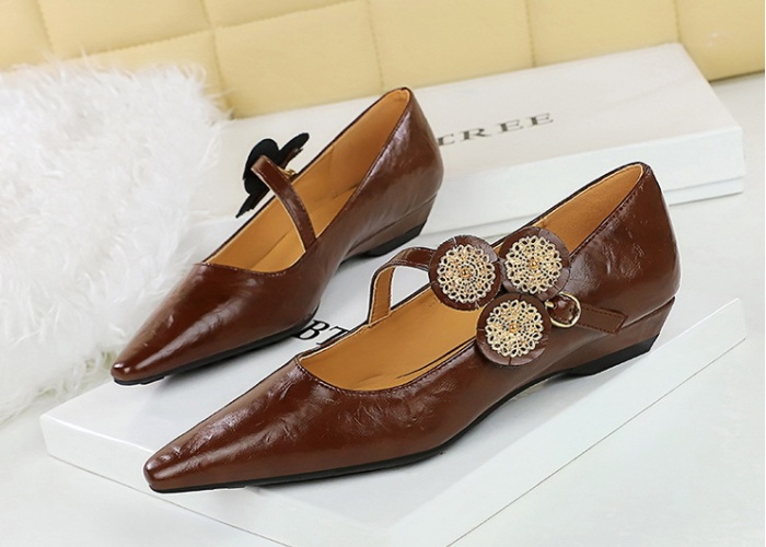 Retro metal decoration pointed slipsole low shoes