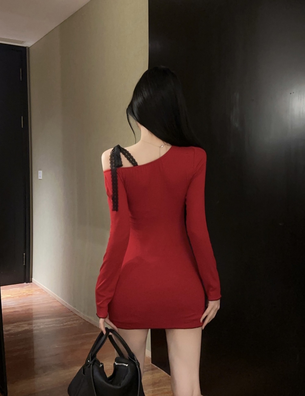 Red shoulder long sleeve enticement dress for women