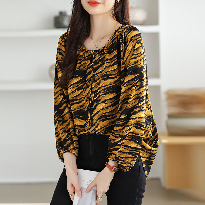 Stripe long sleeve round neck chiffon shirt