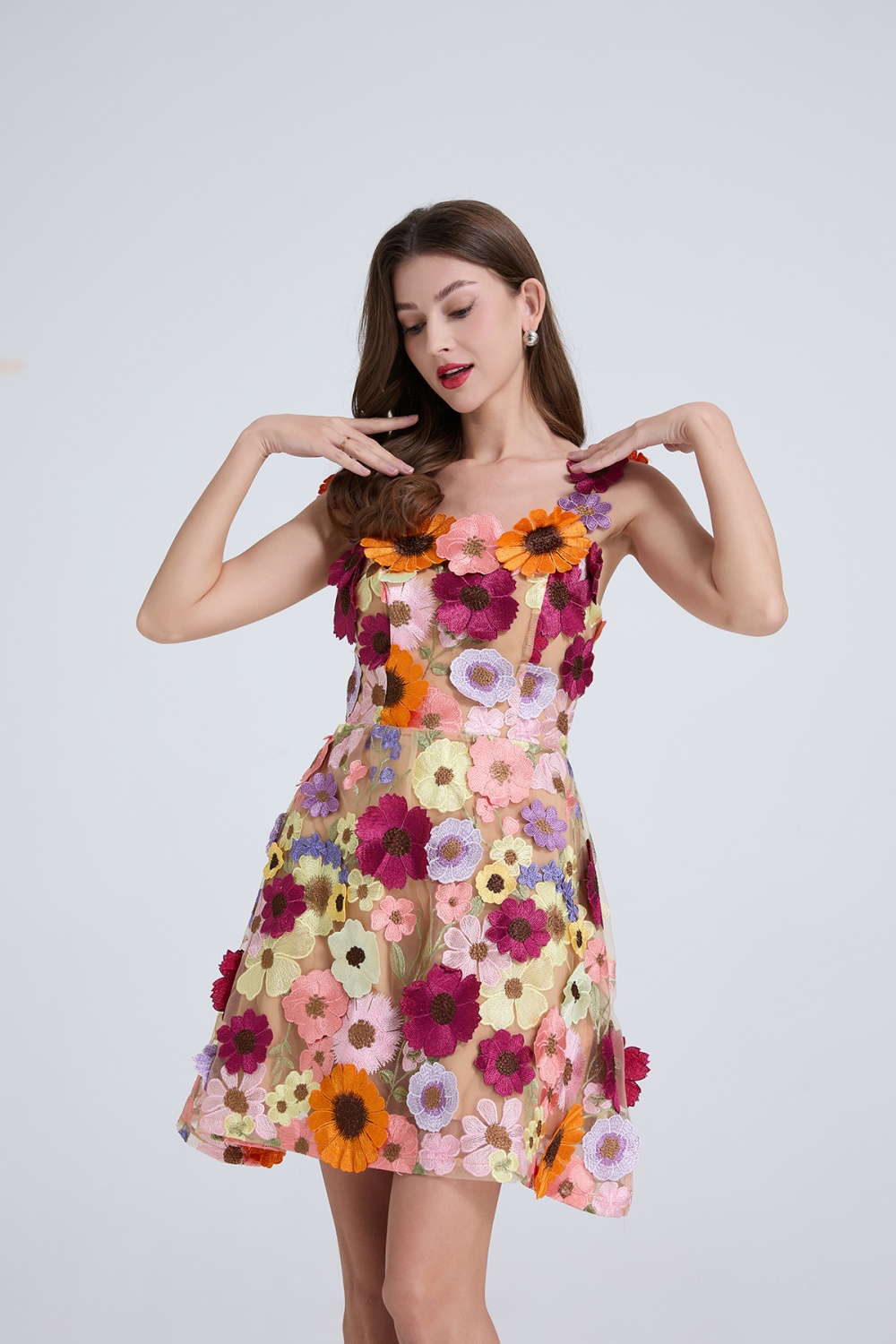 Slim embroidered flowers niche sling dress