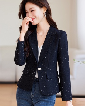 A buckle slim coat chanelstyle business suit for women