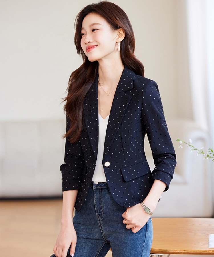 A buckle slim coat chanelstyle business suit for women