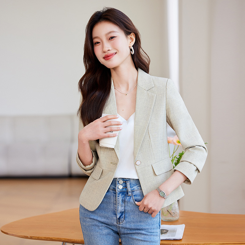 A buckle slim coat chanelstyle business suit for women