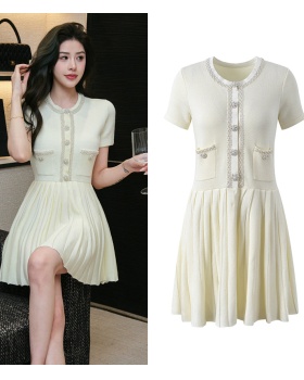 Round neck pleated diamond buckle white ladies dress