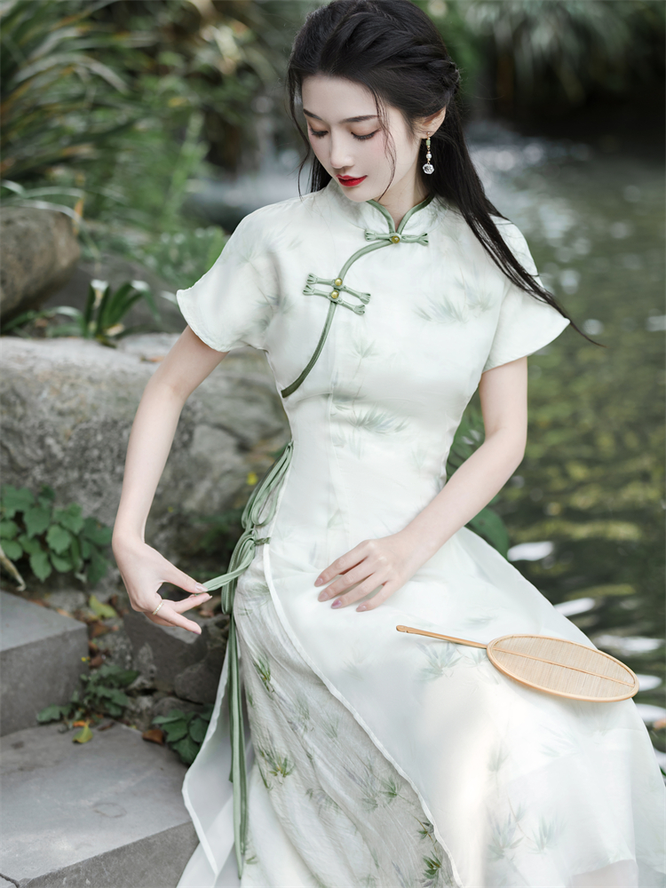 Was white temperament slim maiden Chinese style cheongsam