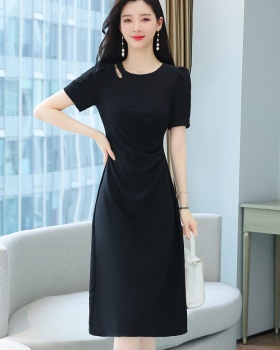 Slim short sleeve Hepburn style round neck black dress