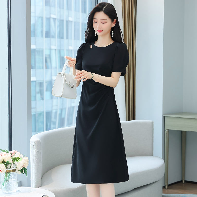 Slim short sleeve Hepburn style round neck black dress