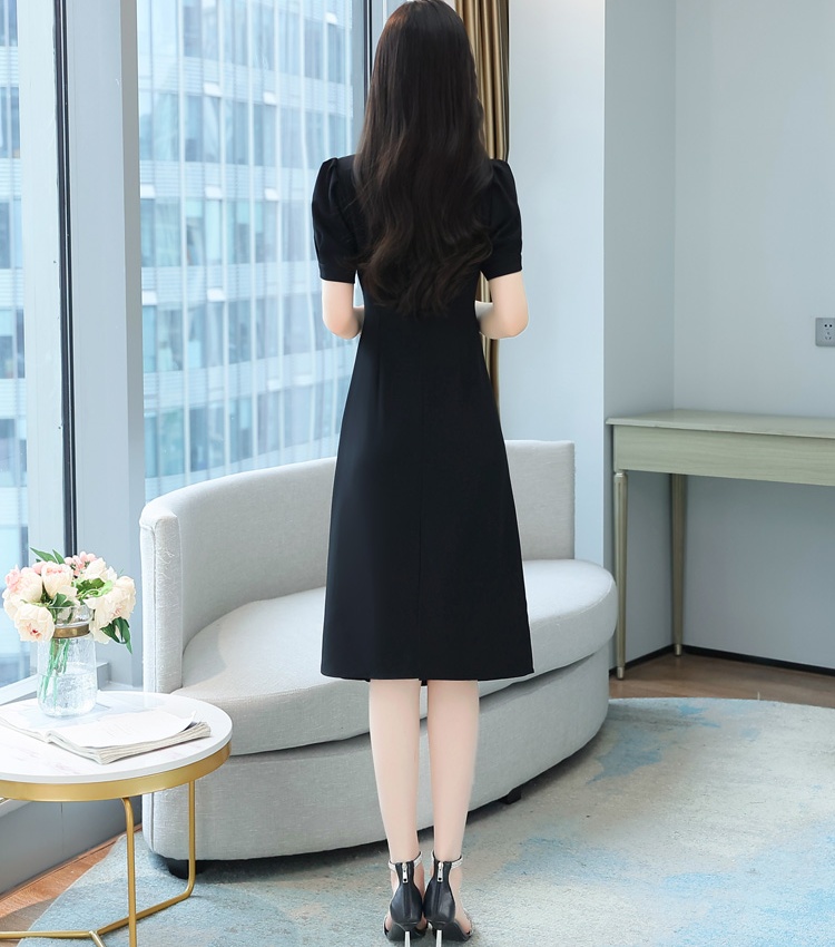 Slim short sleeve Hepburn style round neck black dress