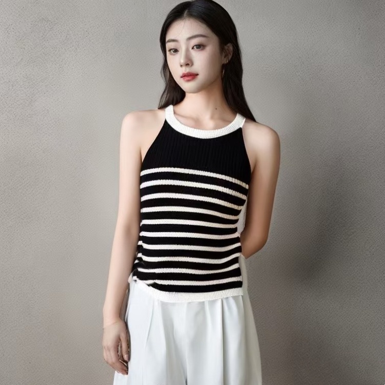 Sleeveless stripe tops inside the ride vest for women