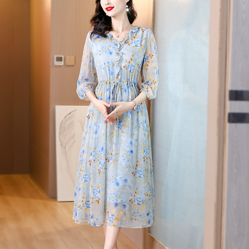 Show young refinement spring and summer tender dress