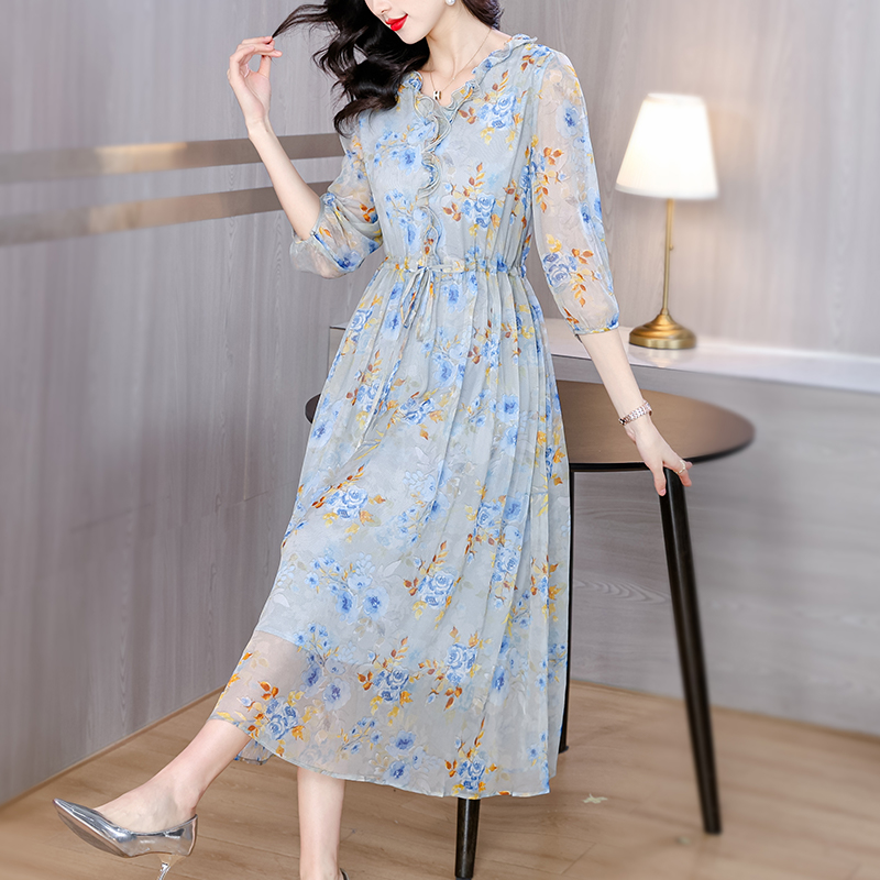 Show young refinement spring and summer tender dress