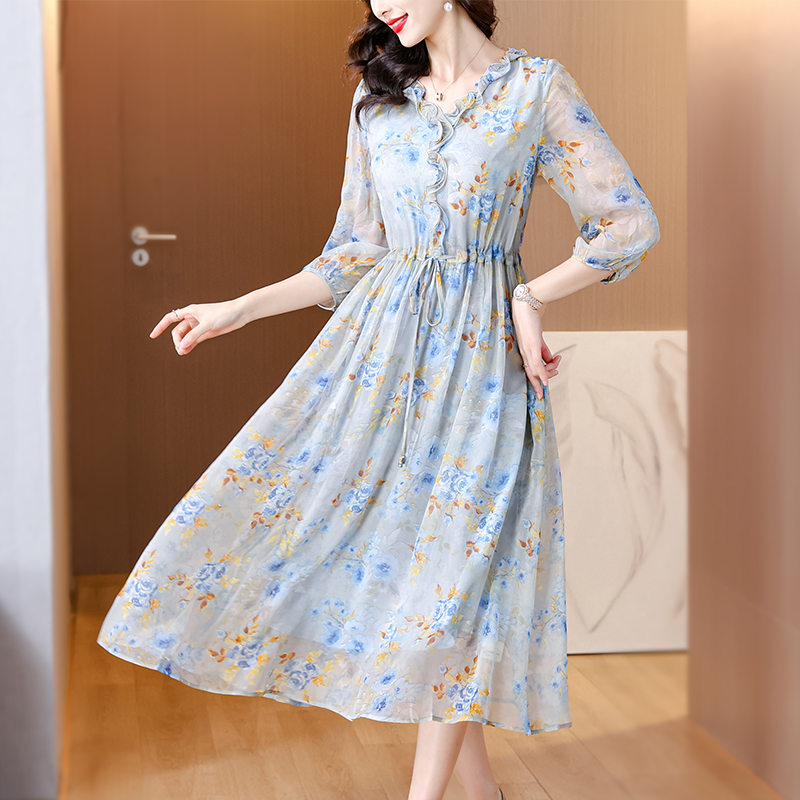 Show young refinement spring and summer tender dress