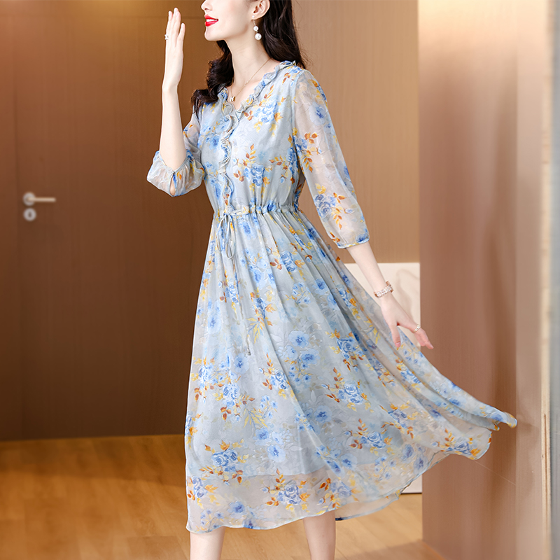 Show young refinement spring and summer tender dress