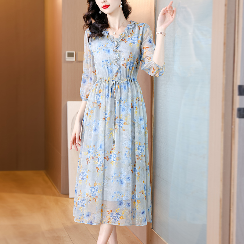 Show young refinement spring and summer tender dress