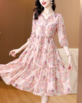 Show young V-neck tender pinched waist real silk dress