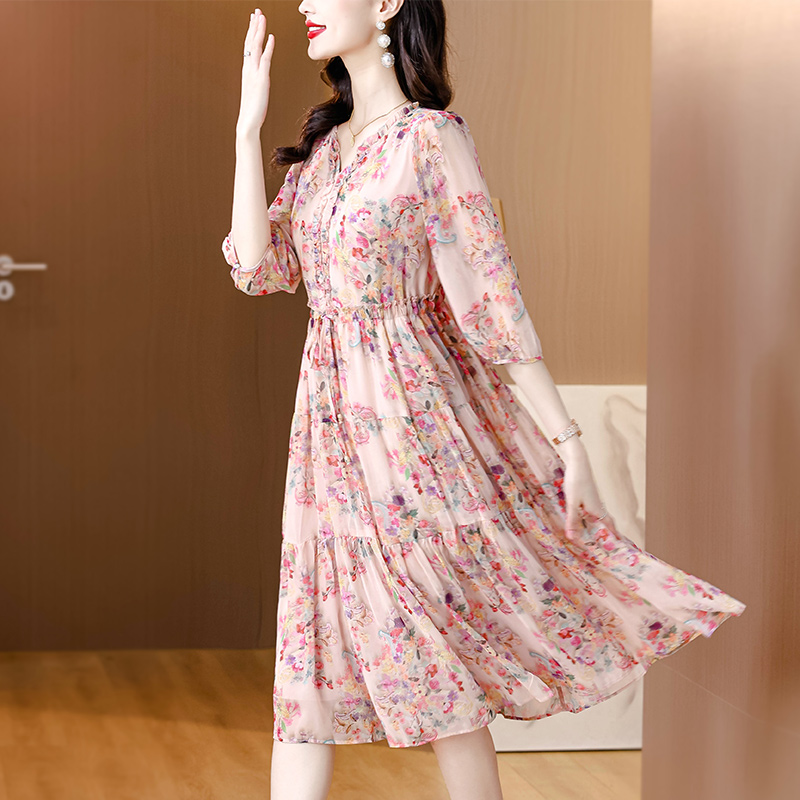 Show young V-neck tender pinched waist real silk dress