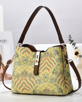 High capacity bucket bag shoulder bag for women