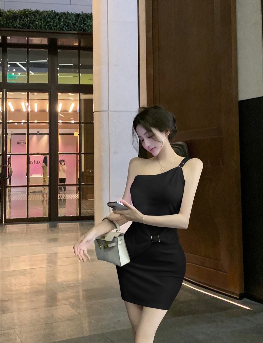 Strapless bow sloping shoulder package hip dress