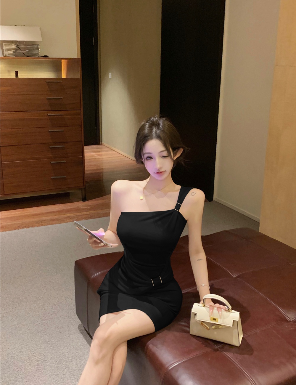Strapless bow sloping shoulder package hip dress