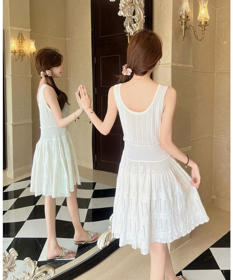 Pinched waist knitted T-back pleated dress