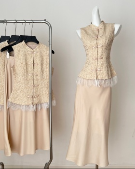 Wears outside skirt sleeveless vest a set for women