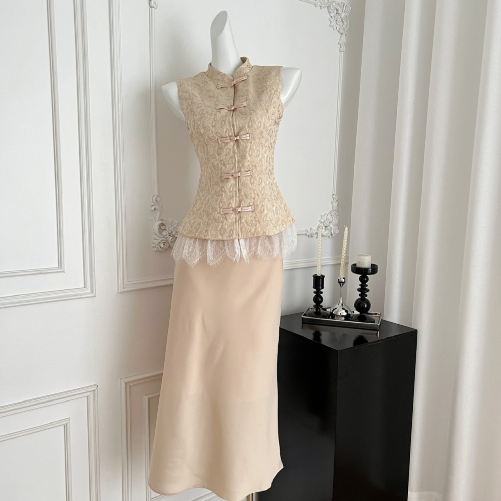 Wears outside skirt sleeveless vest a set for women