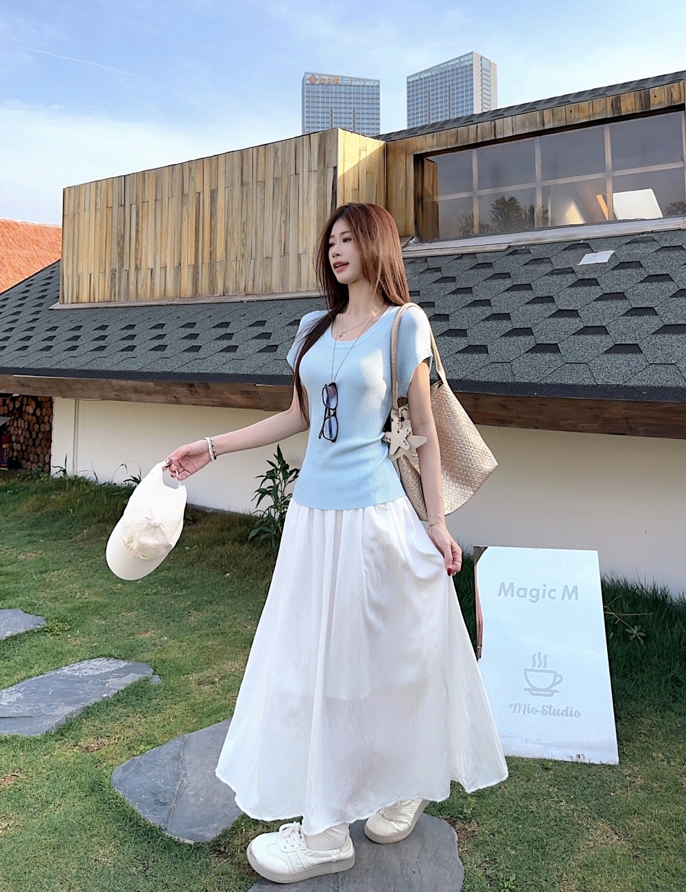 Round neck light-blue tops ice silk skirt a set